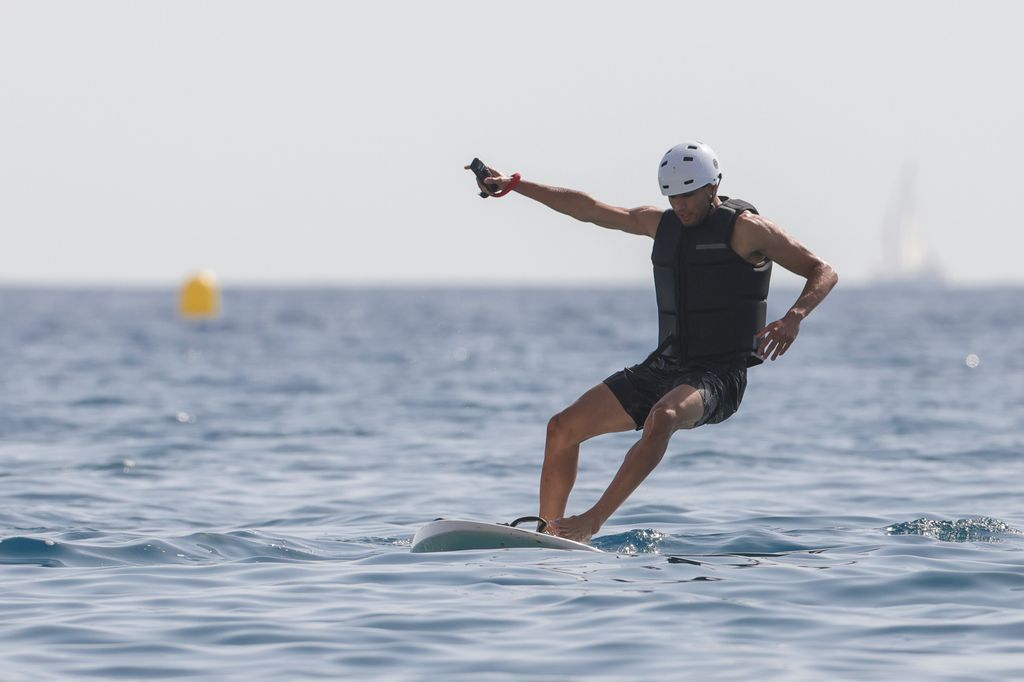 Achraf Hakimi haciendo windsurf en las playas de Ibiza