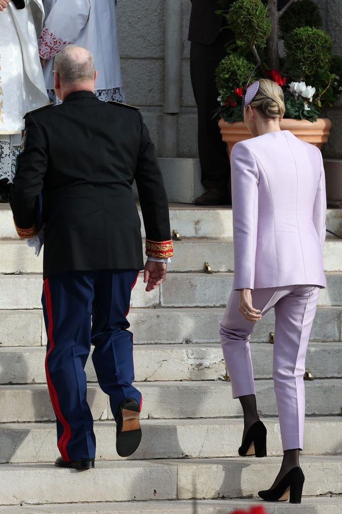 Charlene Mónaco y Alberto de Mónaco en un evento del Día Nacional