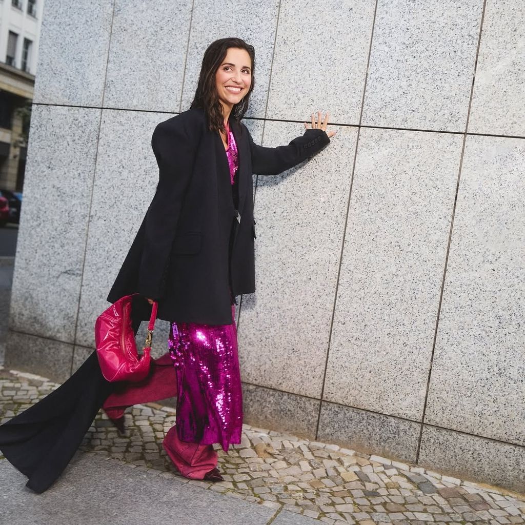 Verónica Díaz con look fucsia de lentejuelas