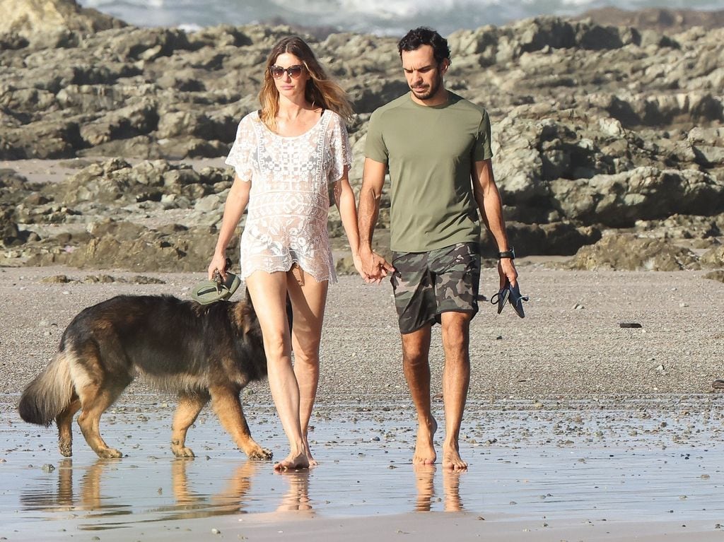 Gisele y Joaquim disfrutaron de un paseo por la playa de Santa Teresa, en Costa Rica.