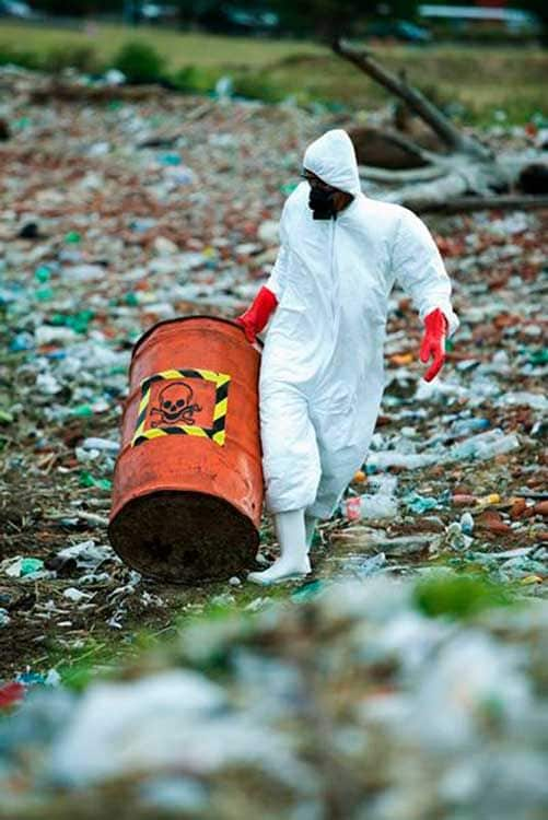 Imagen de un operario limpiando basura 