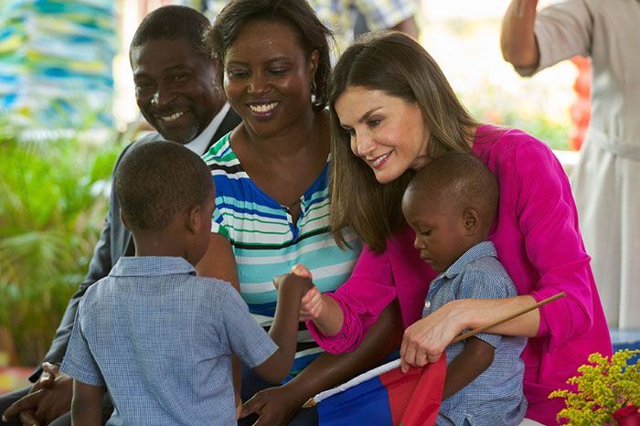 La reina Letizia muestra en Haití su faceta más maternal