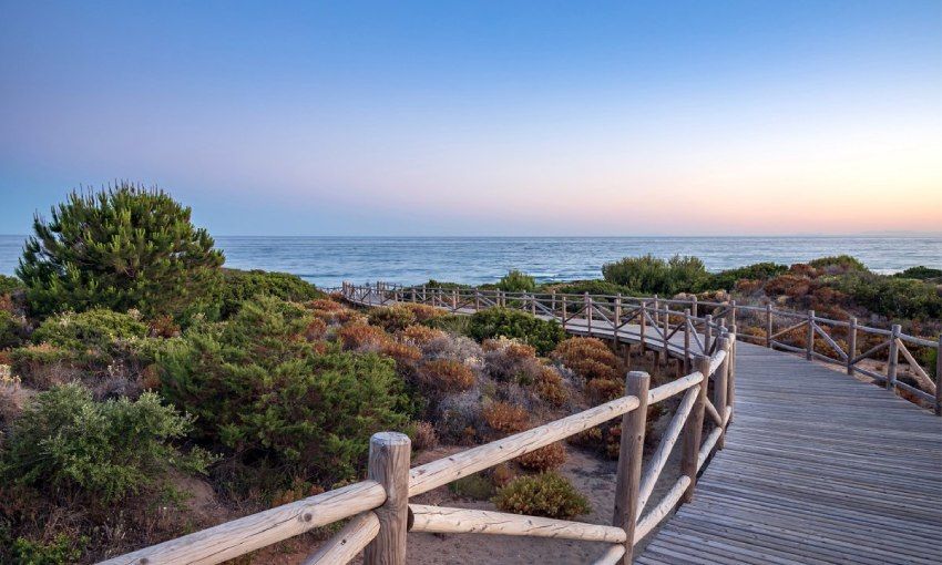 camino de madera hacia la playa de cabopino en marbella malaga