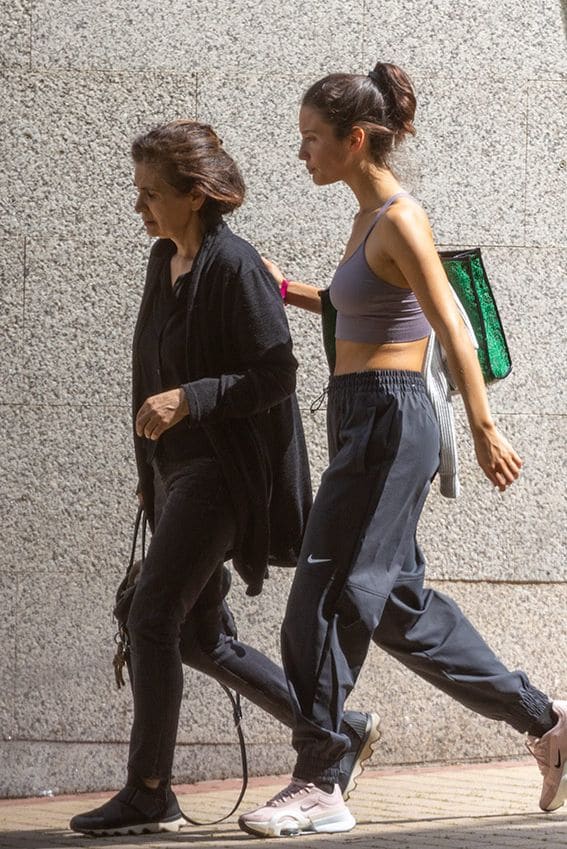 María Pedraza, junto a su madre, en el entierro de su padre