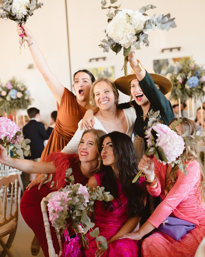 Invitadas con sus ramos en boda