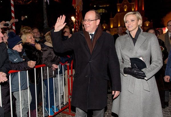 Alberto y Charlene de Mónaco saludaron a la gente que estaba celebrando la festividad y que seguramente les felicitó por el reciente nacimiento de sus mellizos 