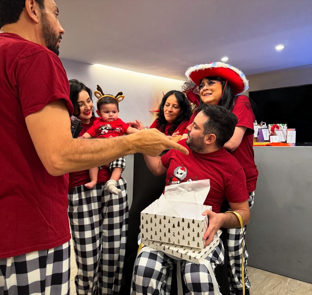 José Eduardo y su familia destaparon los regalos navideños.