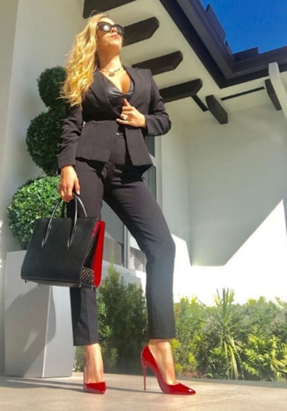 Ximena Duque con traje sastre negro y cabello suelto 