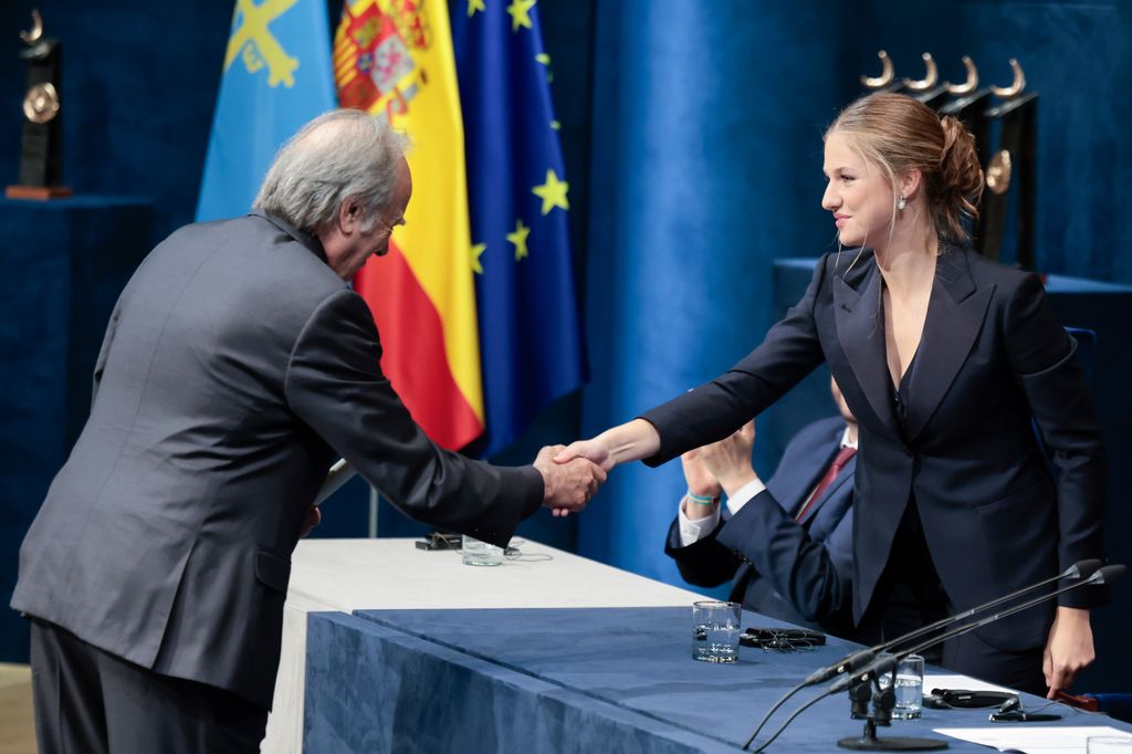 La princesa de Asturias entrega el premio Princesa de Asturias de las Artes a Joan Manuel Serrat el 25 de octubre de 2024