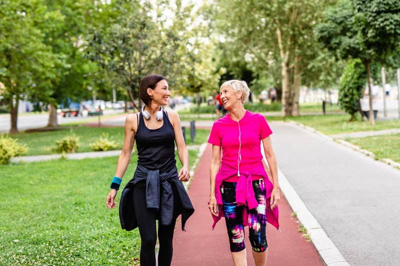 mujeres caminando