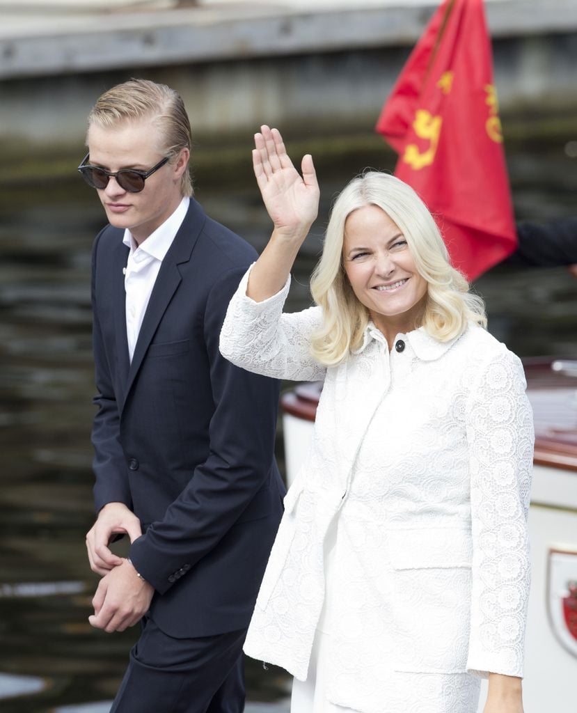 La princesa Mette-Marit de Noruega y su hijo Marius durante el jubileo de plata de los Reyes de Noruega, junio 2016 Visit to Trondheim