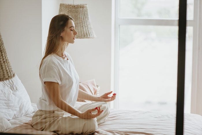 mujer haciendo meditación