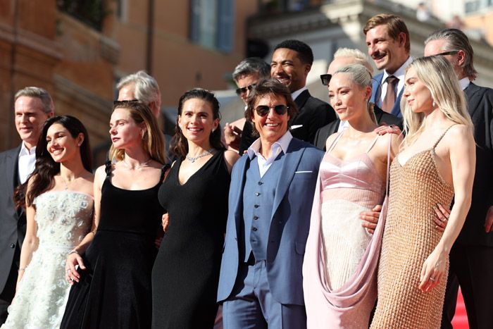 Tom Cruise y sus 'chicas' en el estreno de Misión Imposible en Roma