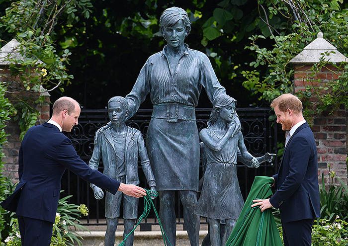 Harry y Guillermo en la inauguración de la estatua de la princesa Diana