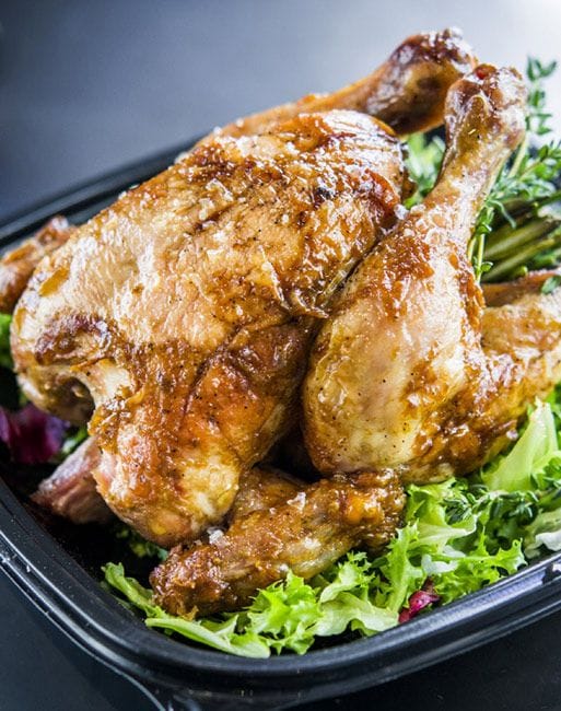 El pollo asado, aliñado de forma especial en su jugo con tomillo y romero, es el 'rey' de la carta de 'El Pollo Gamberro'. 
