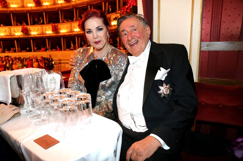 Priscilla Presley y Richard Lugner en el  Baile de la Ópera de Viena 2024