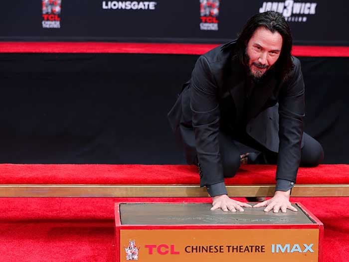 Keanu Reeves plasmando sus huellas en el Teatro Chino de Los Ángeles