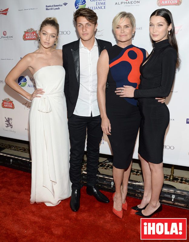 Gigi Hadid junto a su madre, la modelo y diseñadora holandesa Yolanda Foster, y sus hermanos Bella y Anwar Hadid
