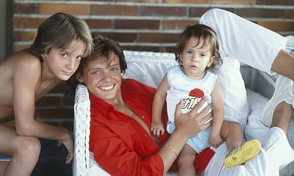 Luis Miguel junto con sus hermanos