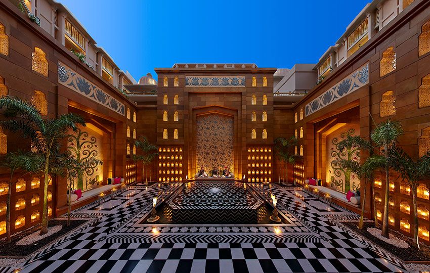 Leela-Palace_Inner_Courtyard_at_Dusk