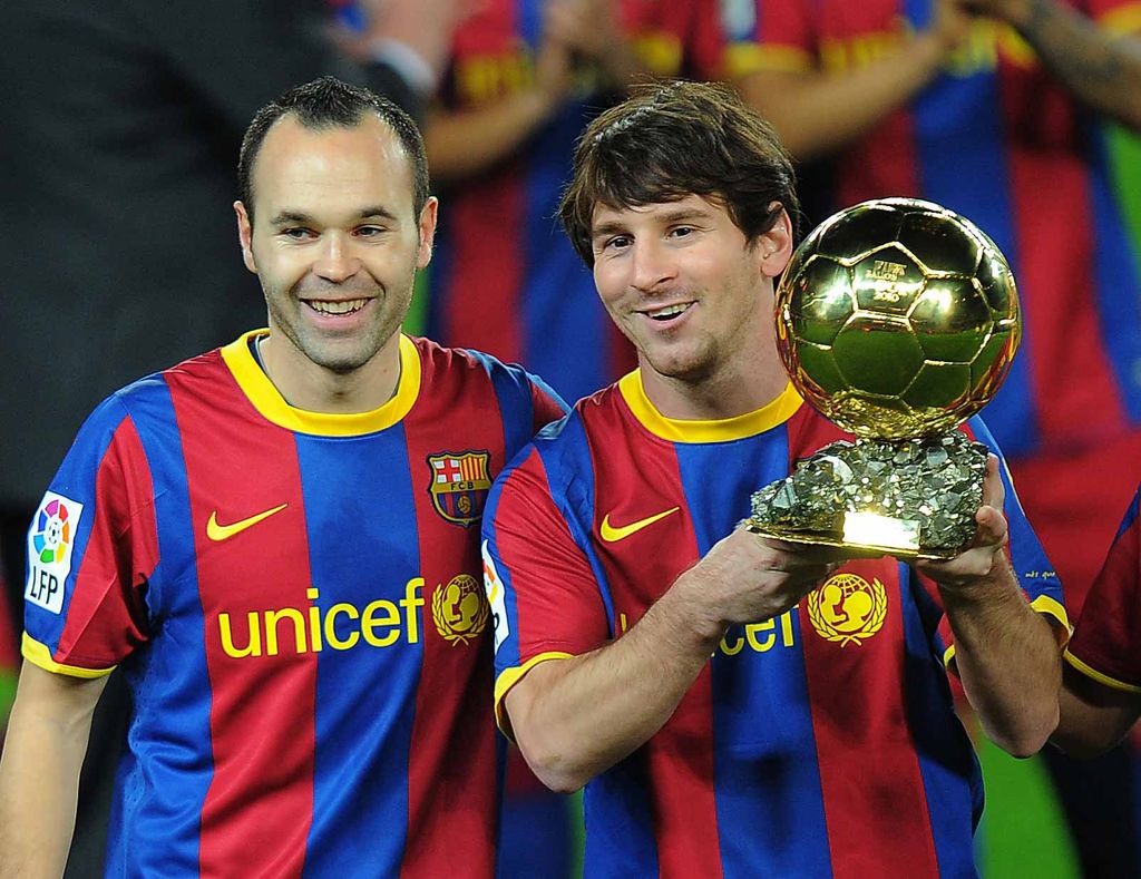 Messi e Iniesta con el Balón de Oro 2010 al mejor futbolista europeo.