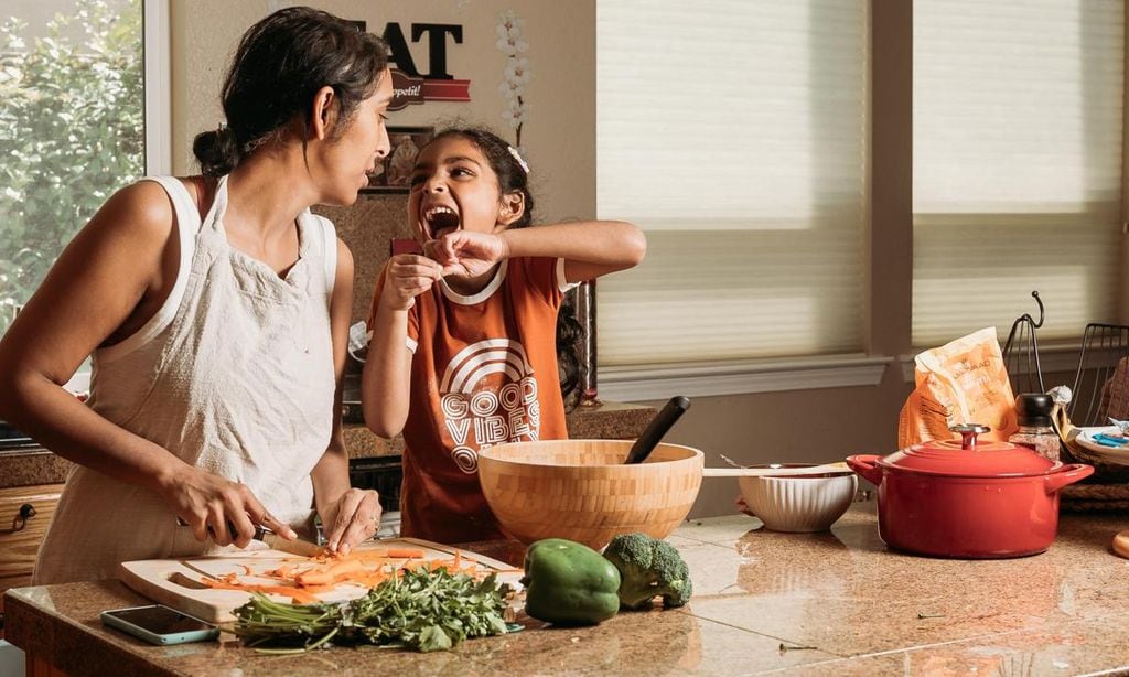 madre e hija cocinando juntas