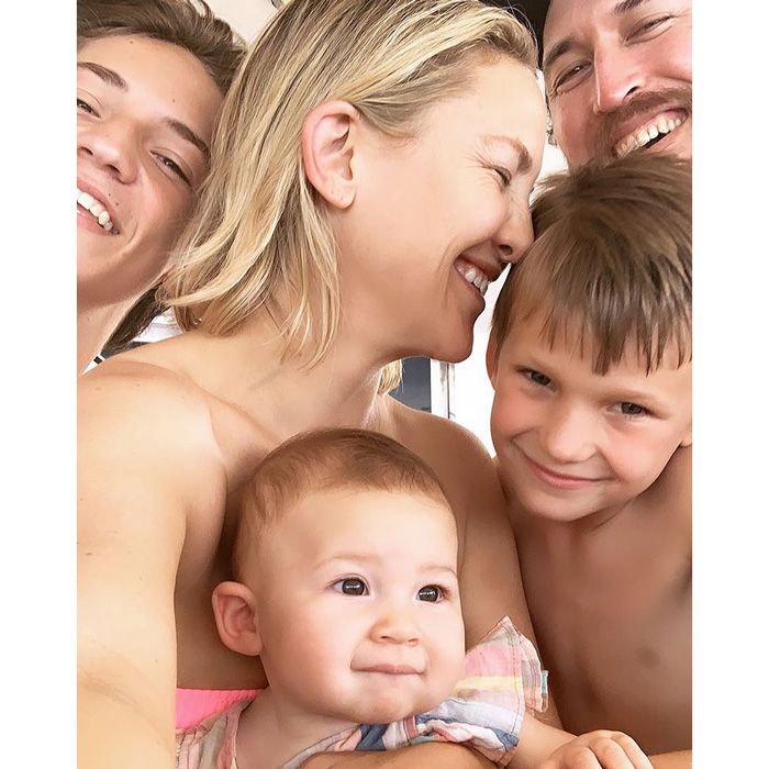 kate-hudson-family-selfie