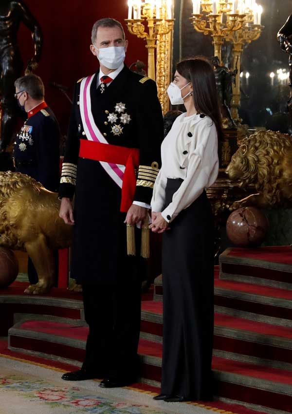 Reina Letizia con blusa blanca y falda larga