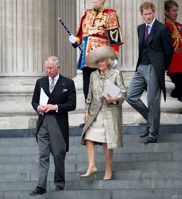 Los reyes Carlos y Camilla con el príncipe Harry