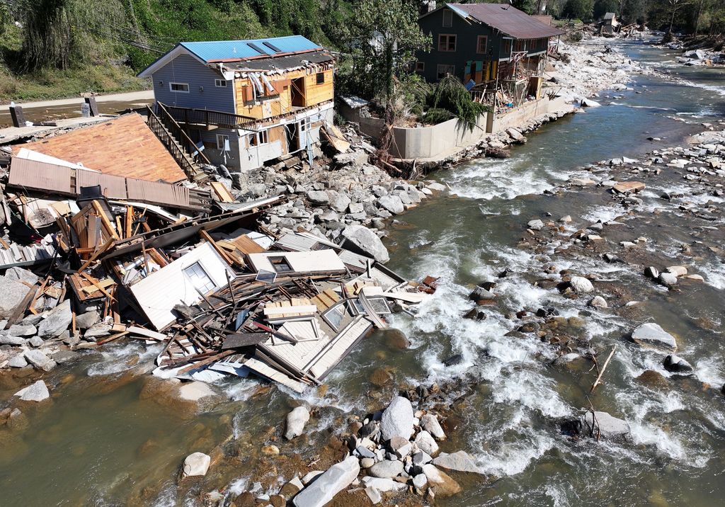 Vista aérea de edificios destruidos y dañados tras las inundaciones del huracán Helene el 8 de octubre de 2024 en Bat Cave, Carolina del Norte. Bate Cave se vio especialmente afectada por las inundaciones