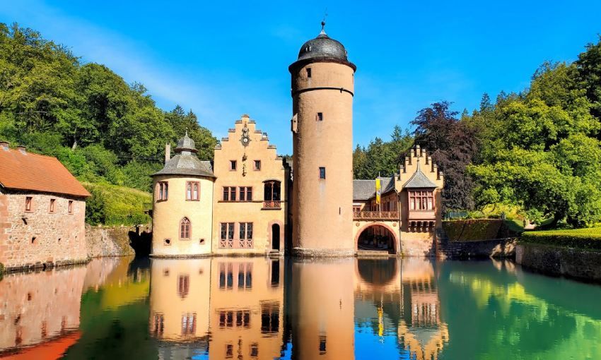 castillo medieval de mespelbrunn alemania