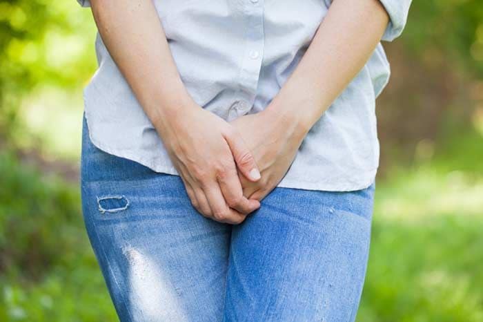 mujer con las manos en la pelvis