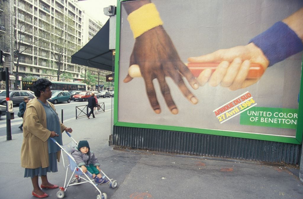 Una publicidad de Benetton en Francia ilustra las primeras elecciones multirraciales de Sudáfrica, el 21 de abril de 1994