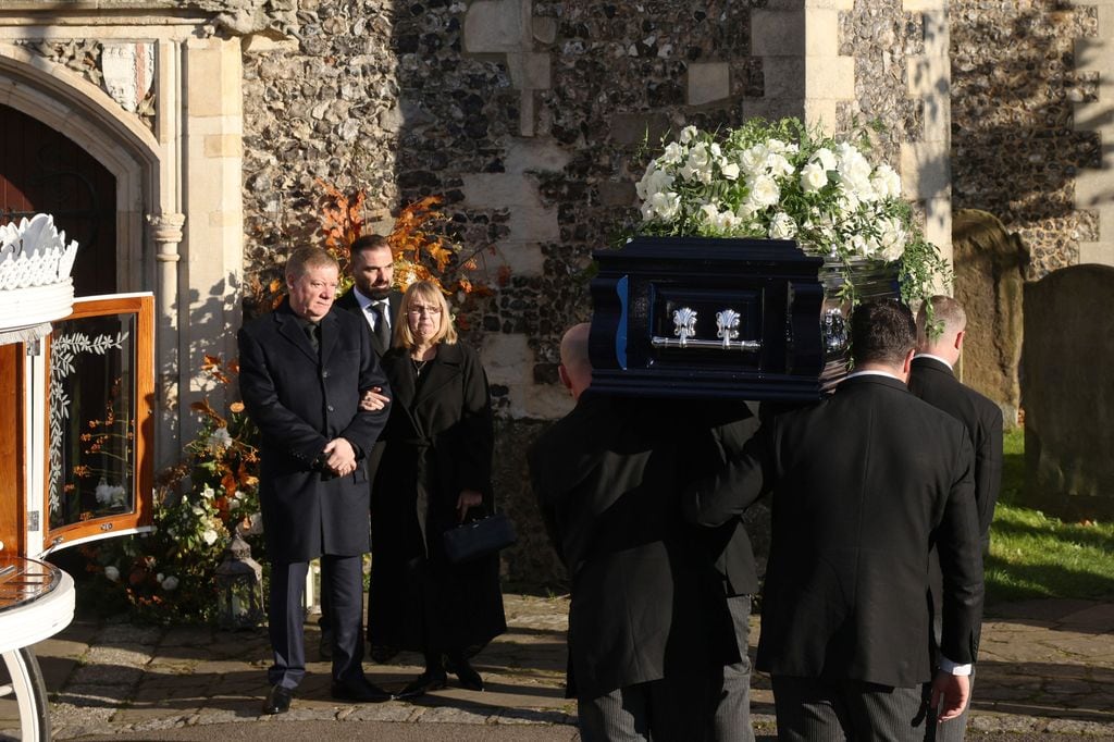 Karen y Geoff Payne, padres de Liam Payne mirando emocionados a la llegada de los restos mortales de su hijo 