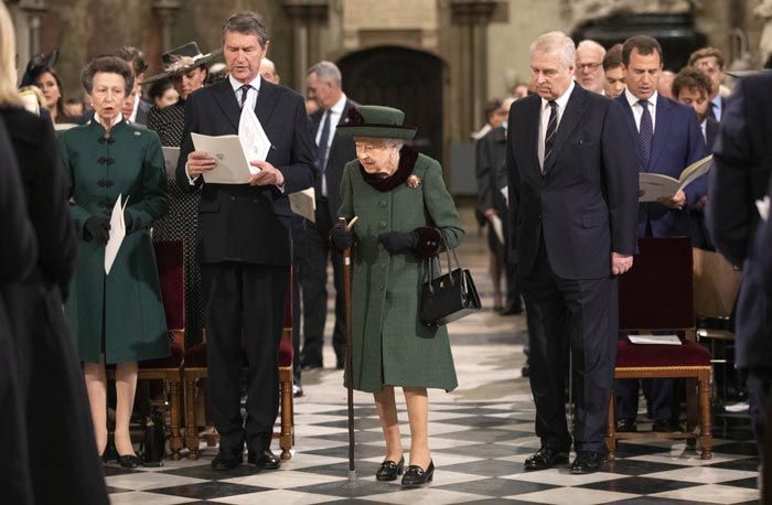 La reina Isabel caminó ayudada por un bastón