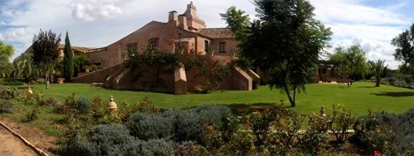 La hacienda, que data del siglo XVIII y fue reformada en el 2008, cuenta con instalaciones muy modernas y un amplio jardín con naranjos y olivos. Imagen de http://www.haciendamolinillos.es/
