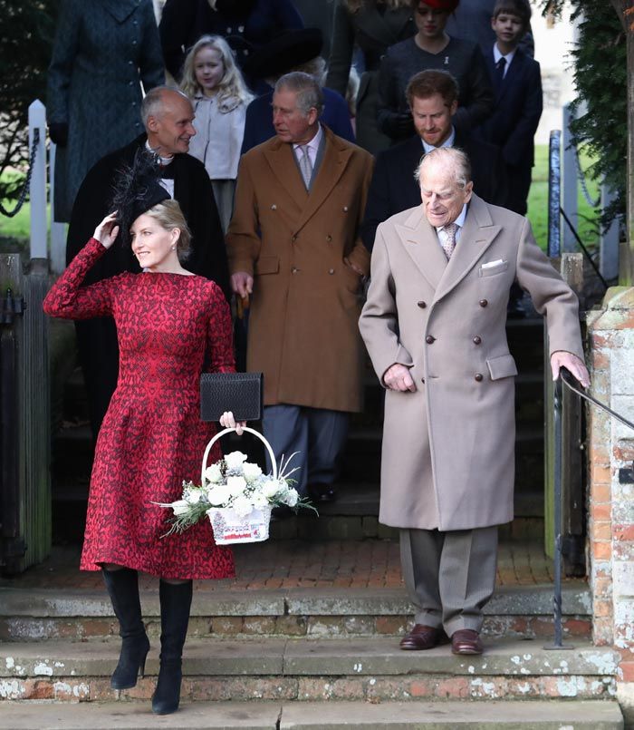 El Duque de Edimburgo puso buena salud al mal tiempo -una desapacible mañana de lluvias- y fue fiel al tradicional servicio religioso de Año Nuevo en la iglesia St. Mary Madelene de Sandringham
