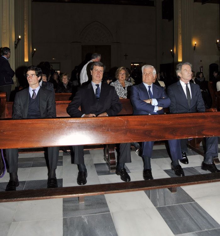 Alfonso Diez, Carlos Fitz James Stuart y su hijo mayor, Fernando, y Cayetano Martínez de Irujo se sentaron en la primera fila de bancos y escucharon atentamente las palabras del sacerdote Jiménez Sánchez Dalp, que ofició la ceremonia FOTO: A.C.
