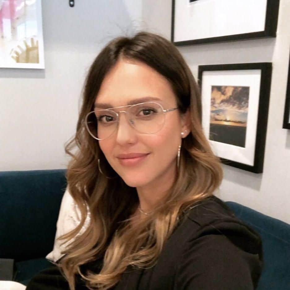 jessica alba luce una de las monturas correctivas m s trendys