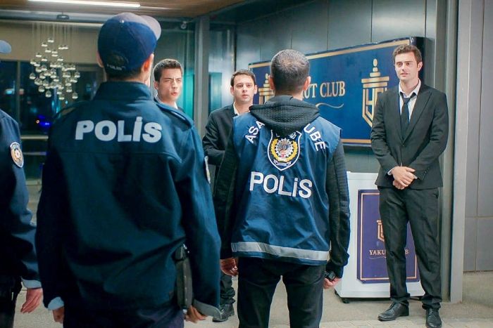 'Hermanos': Ömer, Ogulcan y Sarp son detenidos por la policía mientras trabajan en la puerta del casino