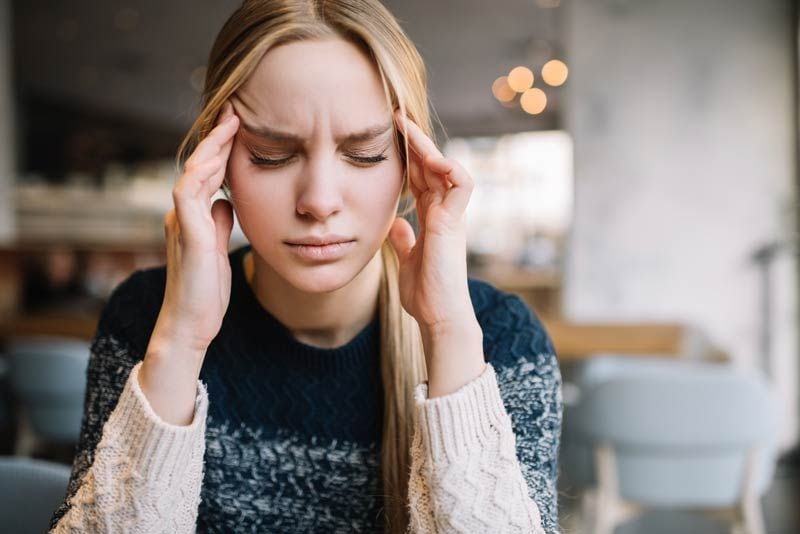 mujer dolor cabeza