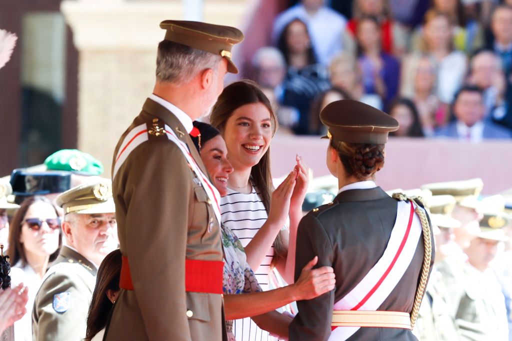 Los Reyes y la infanta Sofía felicitan a la princesa Leonor durante la entrega de los despachos de empleo en la academia general militar de Zaragoza, el 3 de julio de 2024