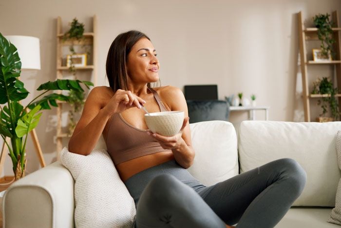 mujer comiendo un desayuno sano