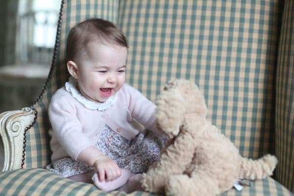 La princesa Charlotte, muy risueña jugando con un perrito de peluche, con un vestido de flores y una chaquetita rosa. La fotografía fue tomada a principios de este mes por la Duquesa de Cambridge
