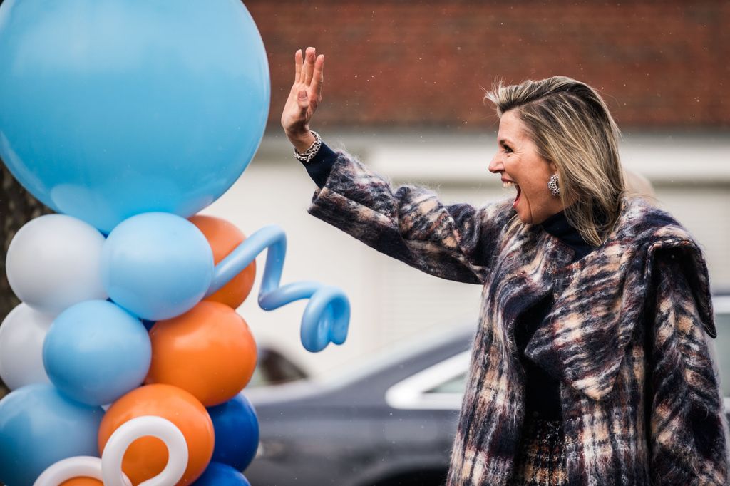 La reina Máxima con abrigo de cuadros y diamantes