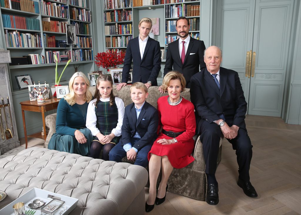 En segunda fila, Marius y el príncipe heredero Haakon. En primera línea, la princesa Mette-Marit, los príncipe Ingrid y Sverre Magnus, y los reyes Sonia y Harald