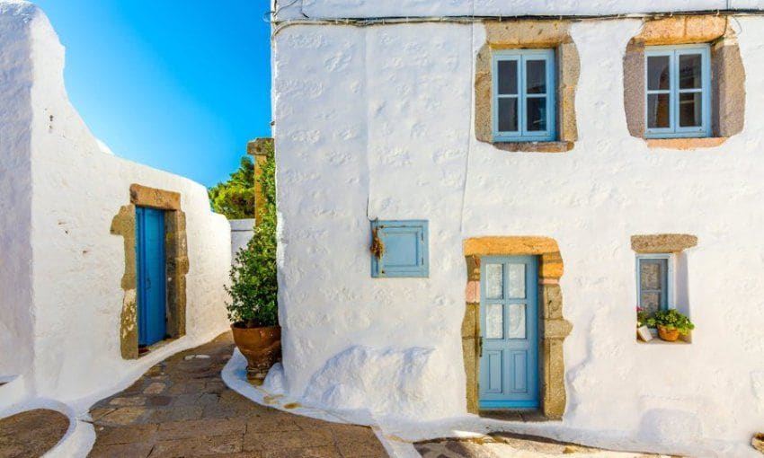 Casas blancas en la villa de Chora, Patmos, Grecia