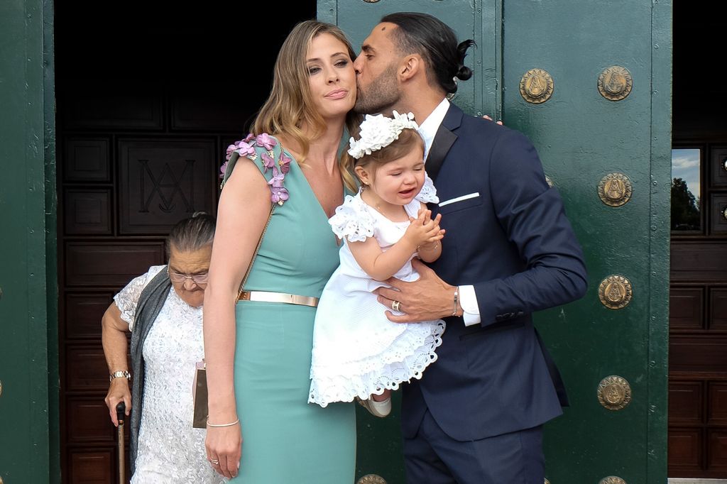 Elisabeth Reyes y Sergio Sánchez en el bautizo de su hija Adriana