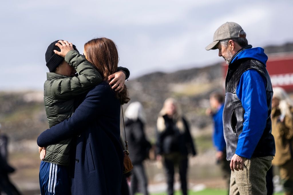 Mary de Dinamarca abrazando a su hijo Vincent durante su visita a Groenlandia