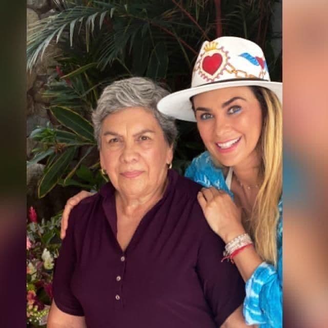 Aracely Arámbula reconoció que no ha sido nada fácil lidiar con la ausencia de su mamá. 